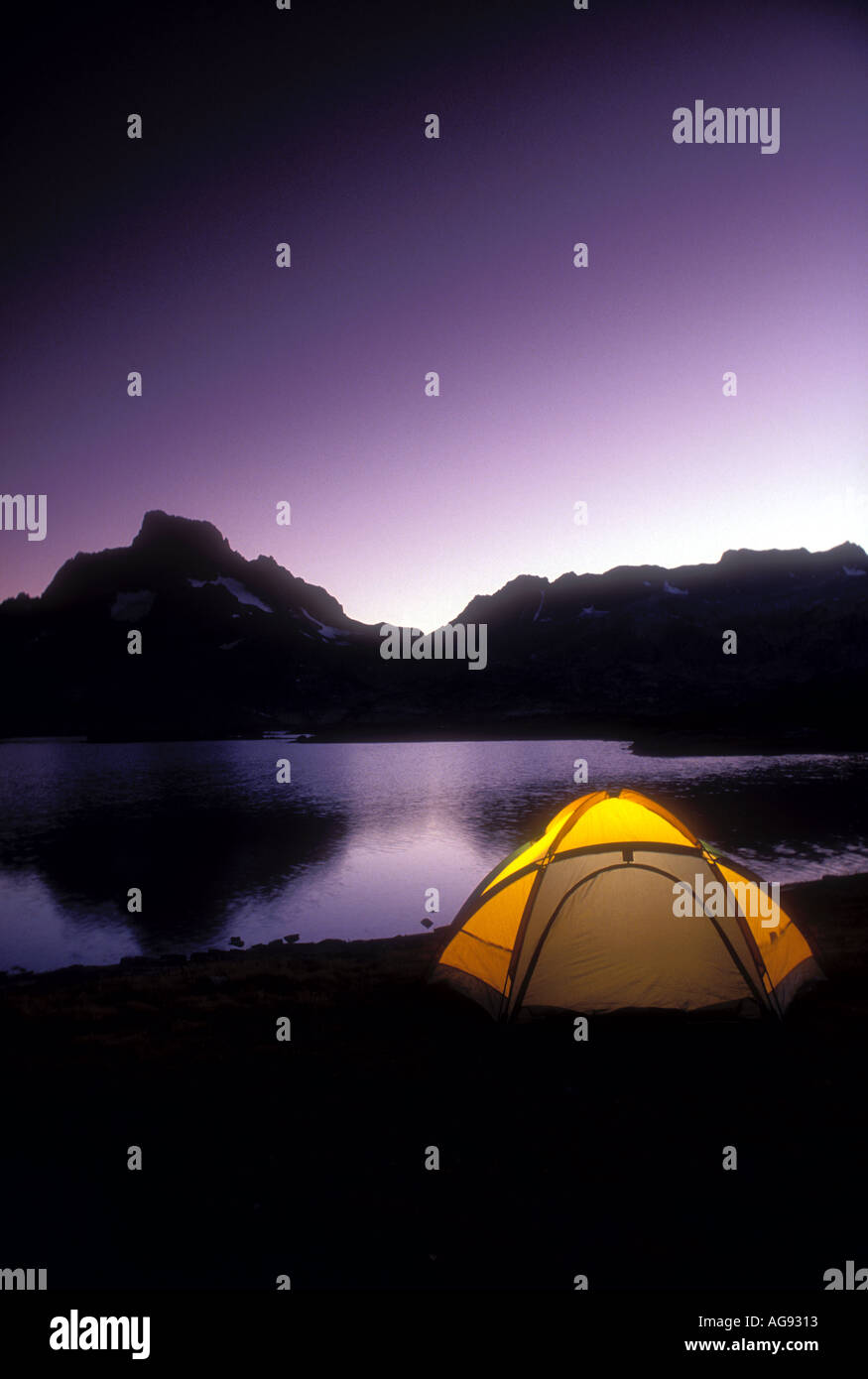 Camping Zelt neben tausend Insel See in die Berge der Sierra Nevada in Kalifornien Stockfoto