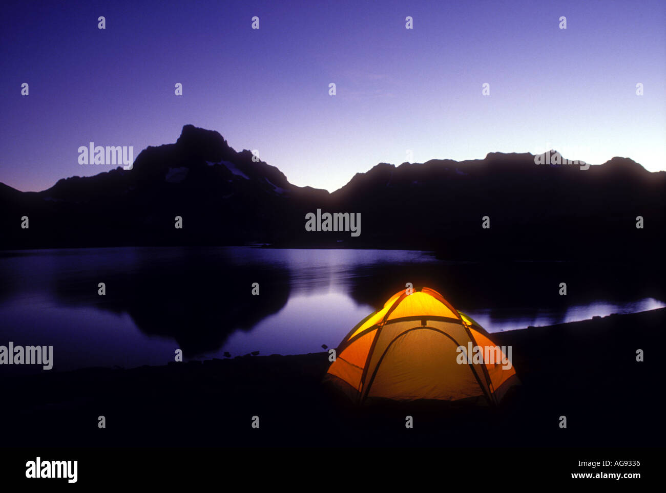 Camping Zelt neben tausend Insel Lake in der Sierra Nevada Berge Kalifornien Eigenschaft veröffentlichte Bild Stockfoto