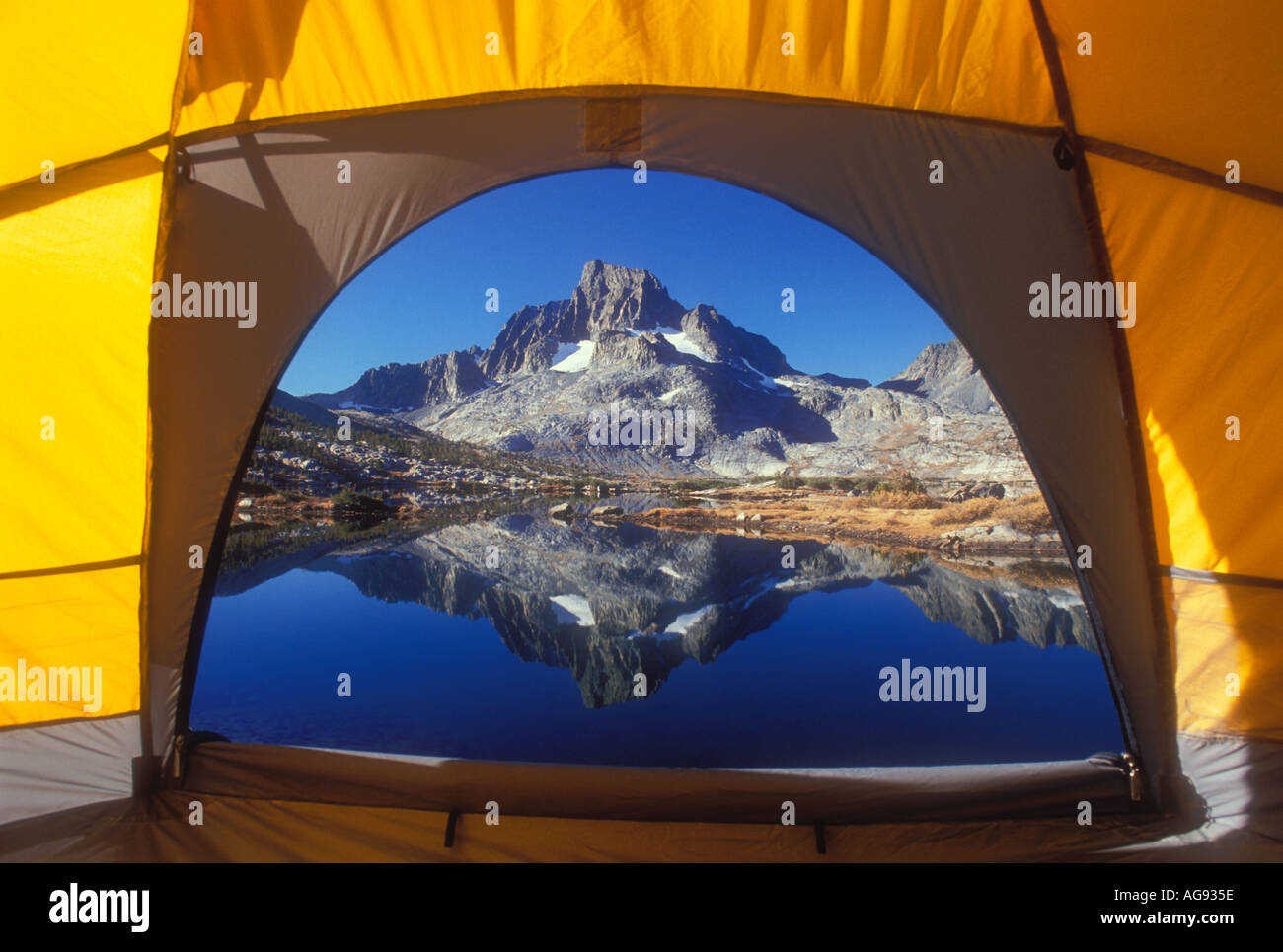 Blick aus der Zelttür Banner Peak in der Sierra Nevada in Kalifornien mit tausend Insel See im Vordergrund Stockfoto