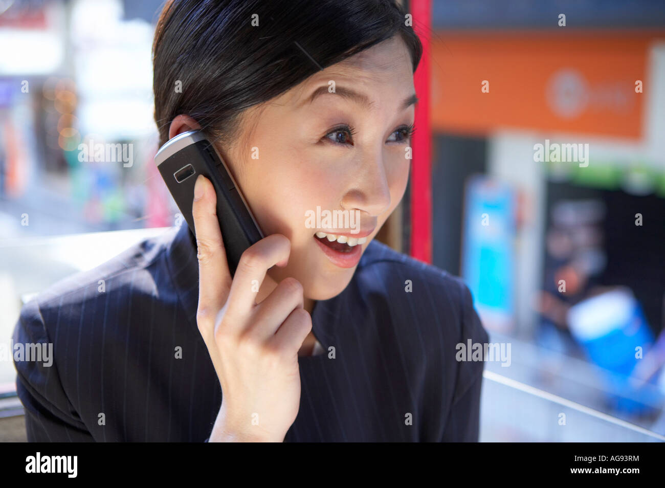 Junge Geschäftsfrau Reiten Straßenbahn- und mit Handy, Lächeln Stockfoto