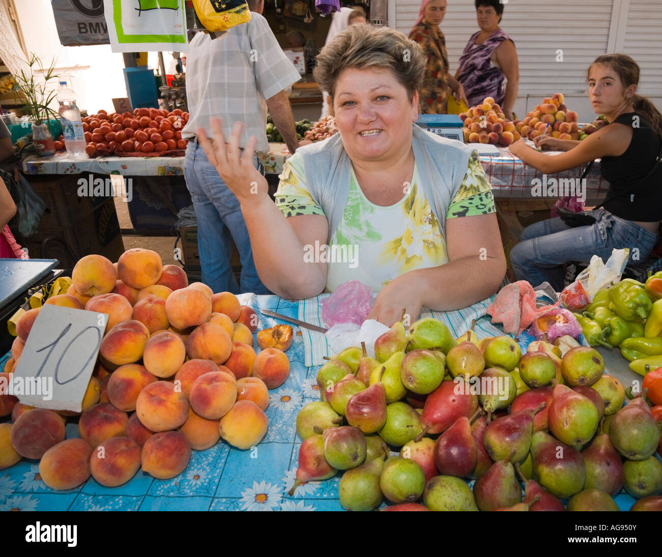 Eine Marktfrau Angebot-Obst und Gemüse auf ihrem Markt stall in Bilhorod Dnistrovskyi / Ukraine Stockfoto