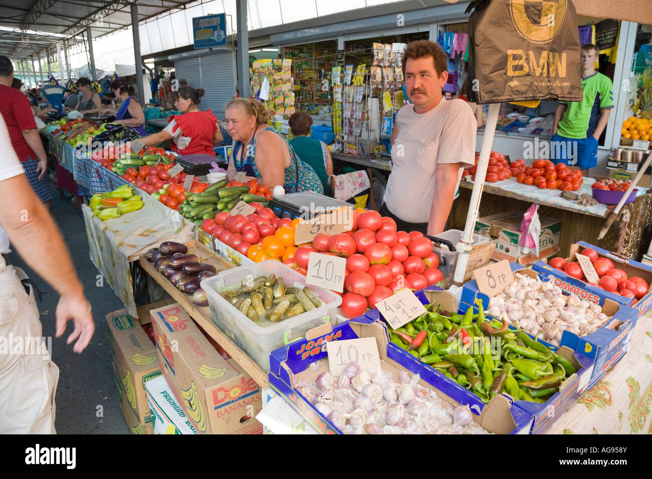 Vermarkter bieten Obst und Gemüse auf ihren Marktständen in Bilhorod Dnistrovskyi / Ukraine Stockfoto