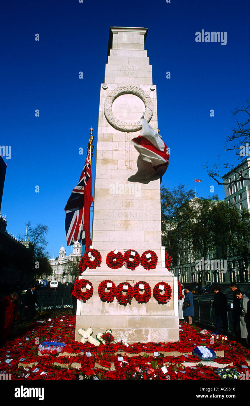 Kränze von roten Mohnblumen Abdeckung die Basis der Kenotaph Whitehall London England Stockfoto