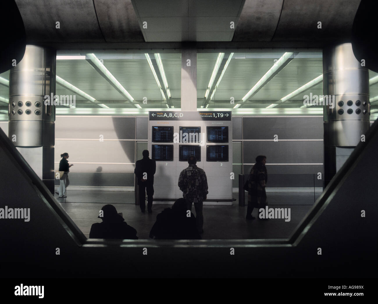 Personen suchen in Abfahrt Monitore am Flughafen. Paris, Frankreich. Mittlere-Filmkorn sichtbar. Stockfoto