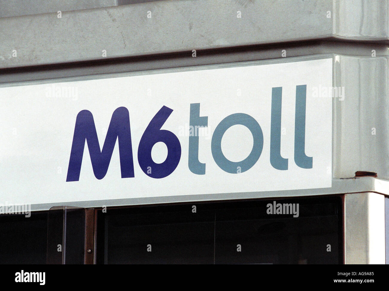 M6 Toll Road Britains ersten gebührenpflichtigen Autobahn verläuft nördlich von Birmingham das offizielle Logo Stockfoto