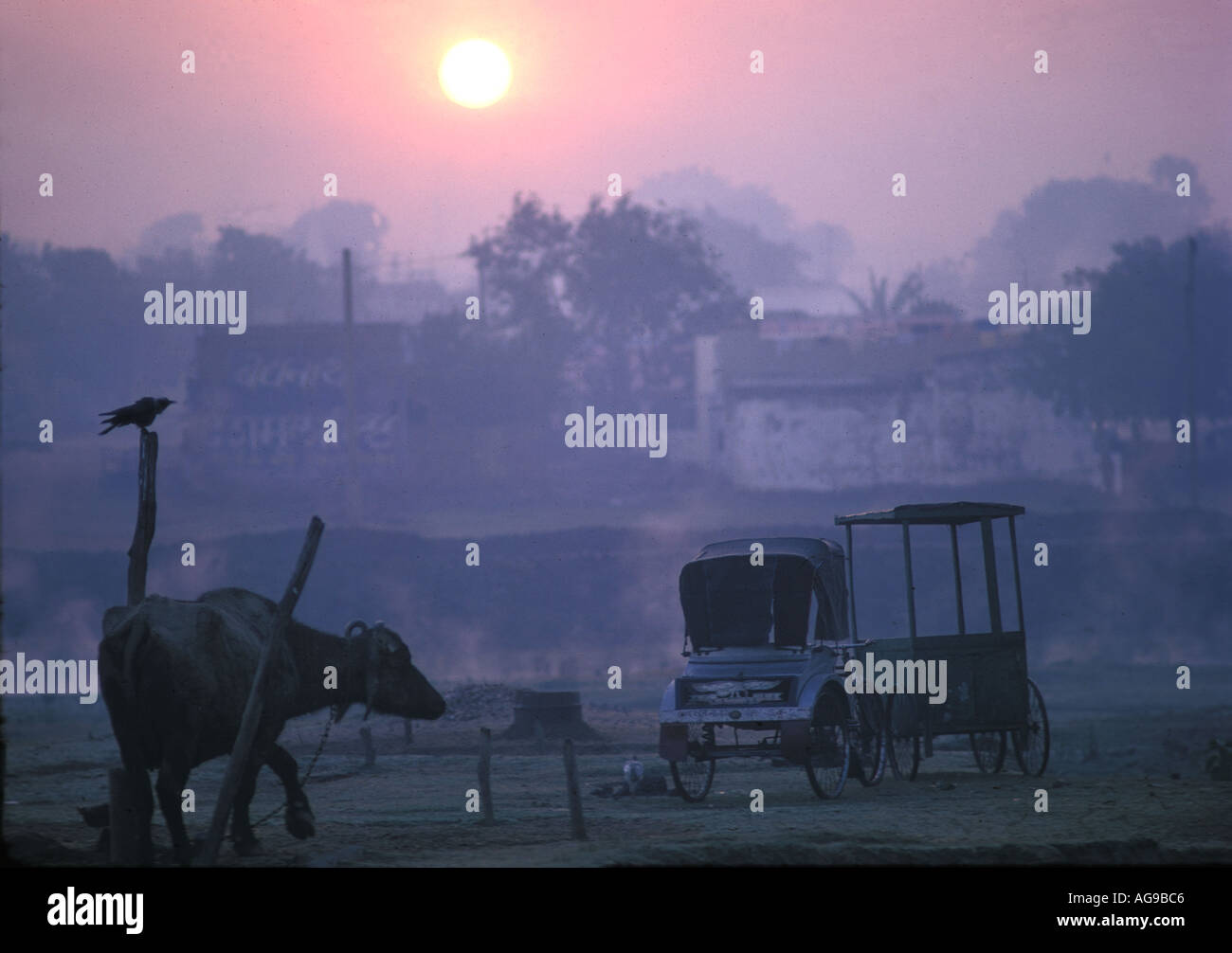 Umweltverschmutzung hängt über einem Dorf in Indien Stockfoto