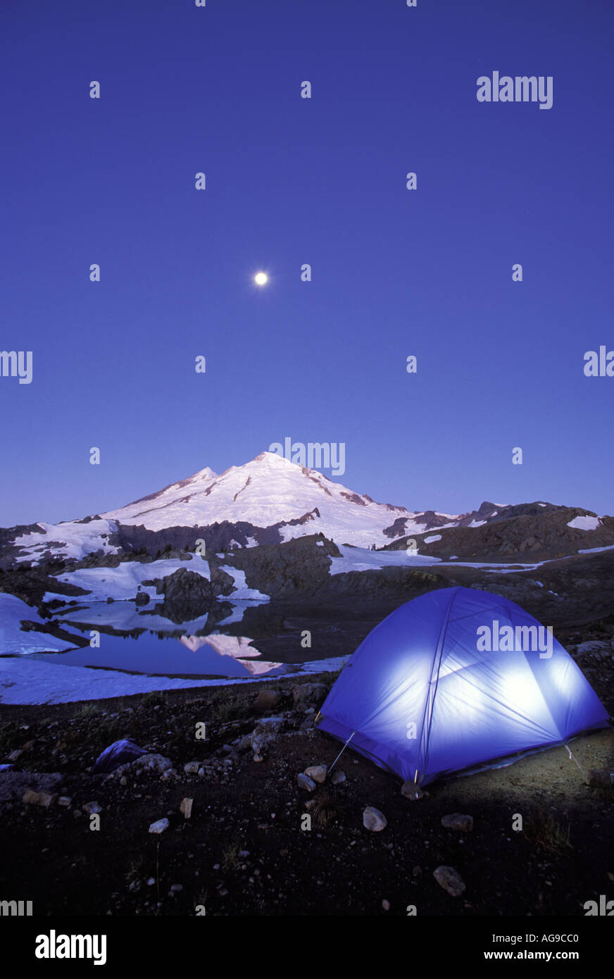 Zelt unter Mt Baker und Vollmond in einer klaren Abend North Cascades Cascade Mountains Washington Glühen Stockfoto