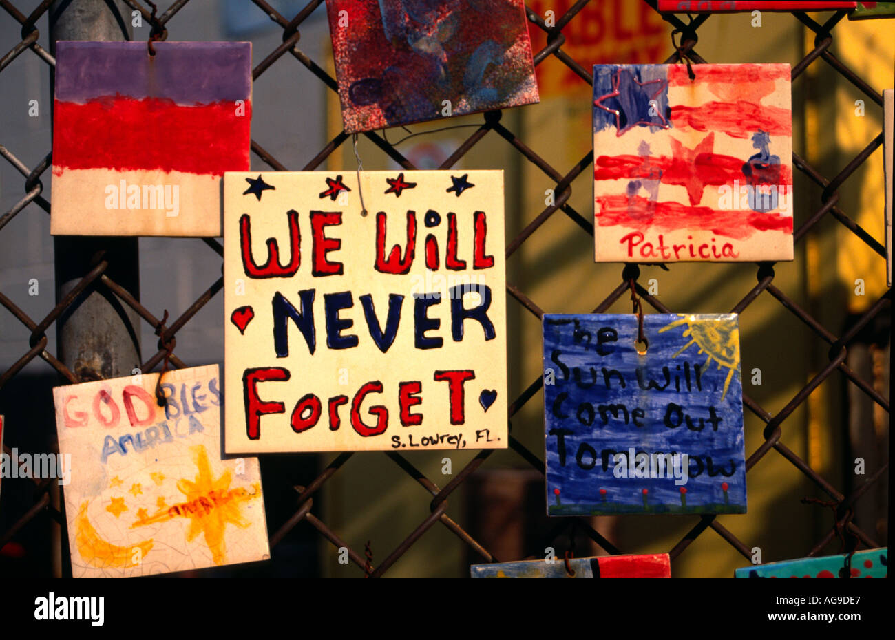 Denkmal für 9 11 Terroristen angreifen, New York, USA; Fliesen von Schulkindern Stockfoto