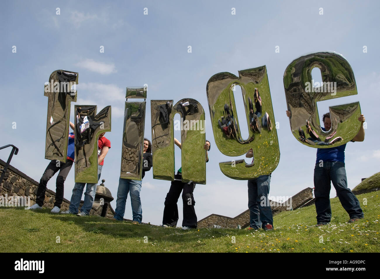 Riesige metallische Buchstaben, das Wort Fringe mit Reflexionen der Fotografen Stockfoto