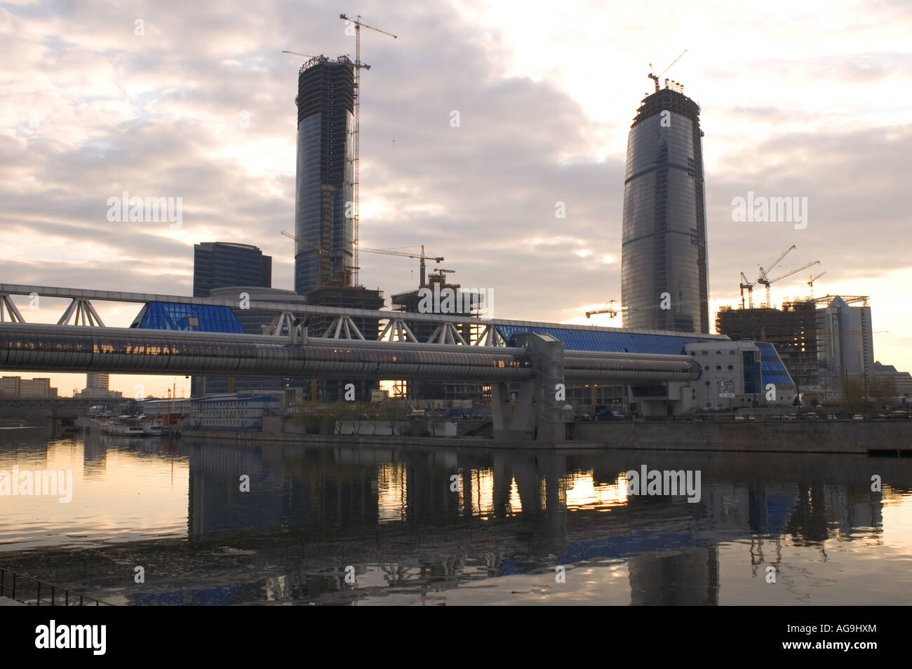Moskau Stadt Entwicklung Bereich Bohrtürme Kran mit Brücke Stockfoto
