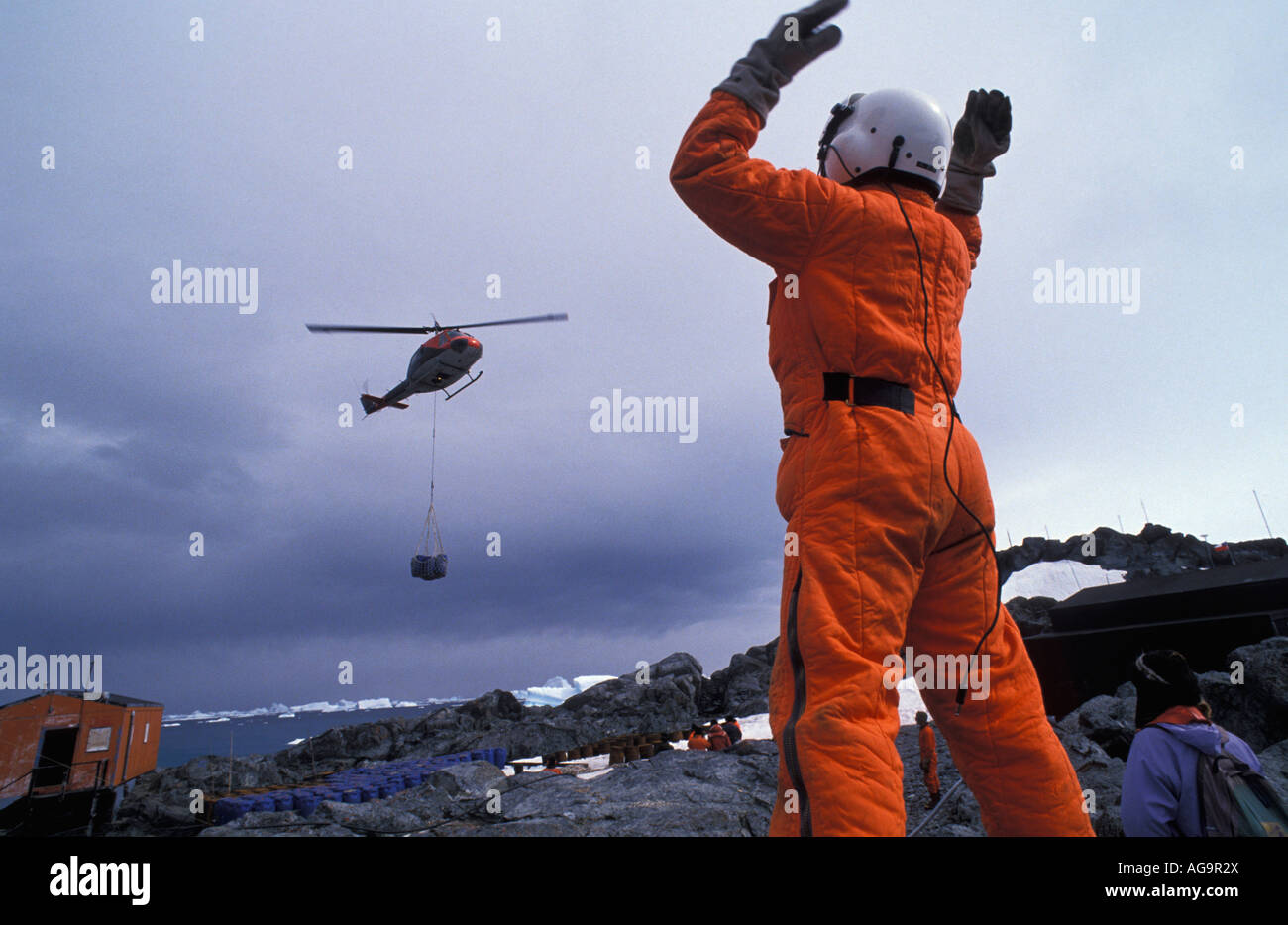 Chilenische Antarktis Hubschrauber tragenden Ladung an der chilenischen Basis namens Carvajal Stockfoto
