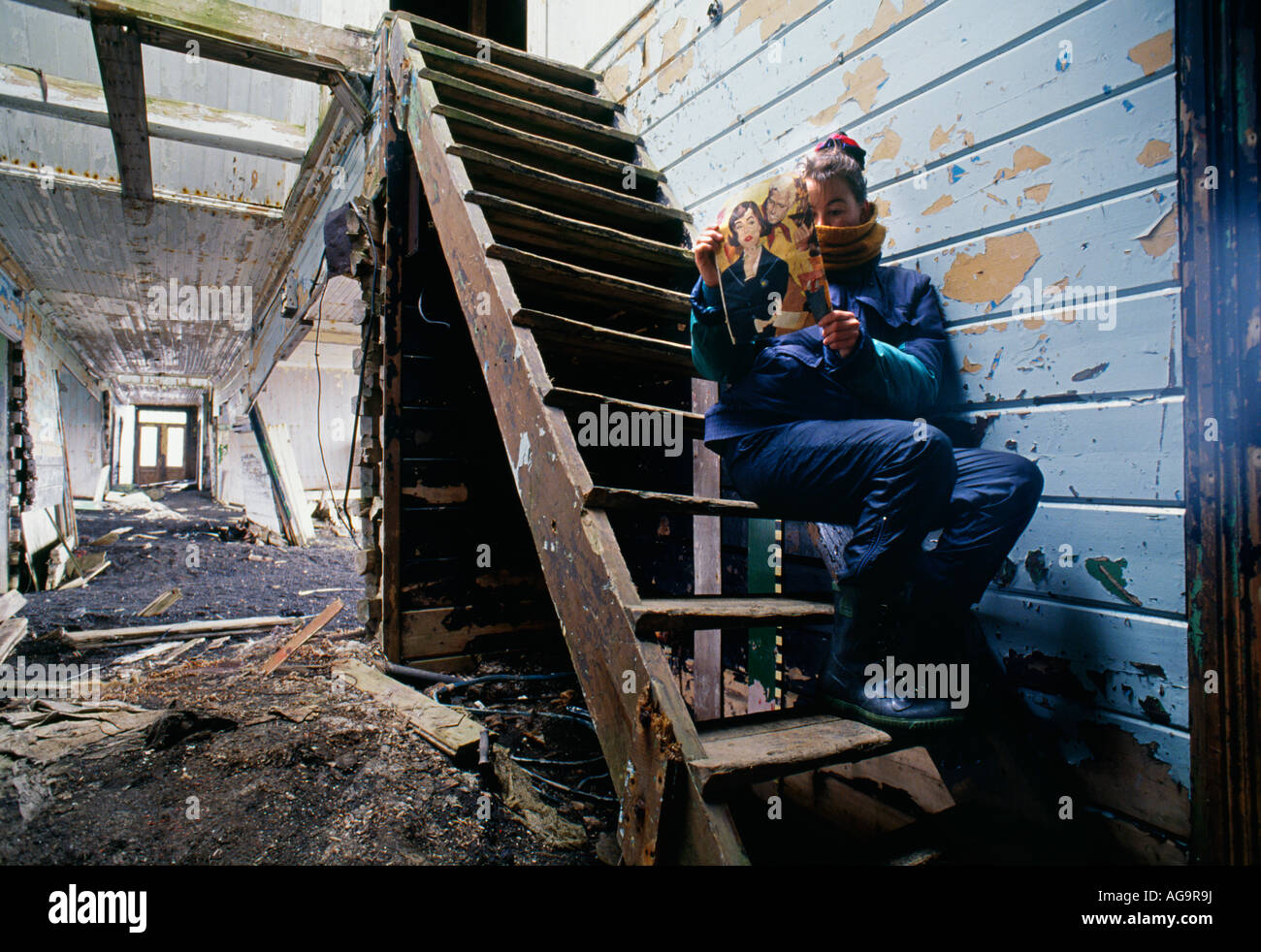 Antarktis Frau liest alte Zeitschrift bei abandonned Base aus Großbritannien auf Deception Island wegen Vulkanausbruch. Stockfoto