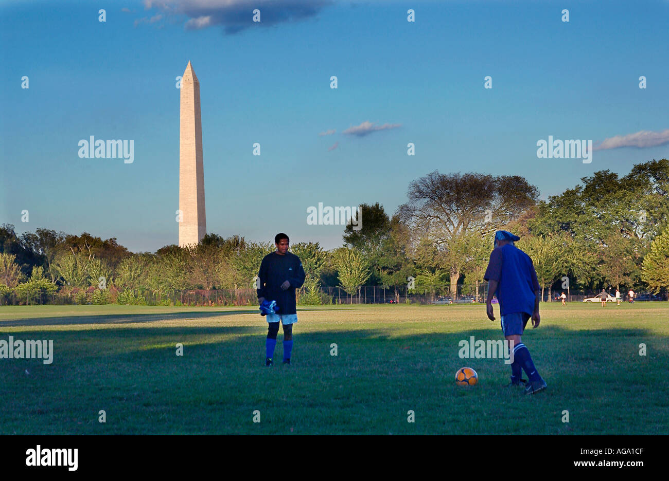 Spieler Kick Fußball vor Washington Monument USA Stockfoto