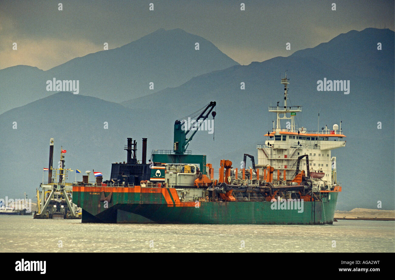 China, Hong Kong, Schiff auf Baustelle des Flughafens Chek Lap Kok 1996 Stockfoto