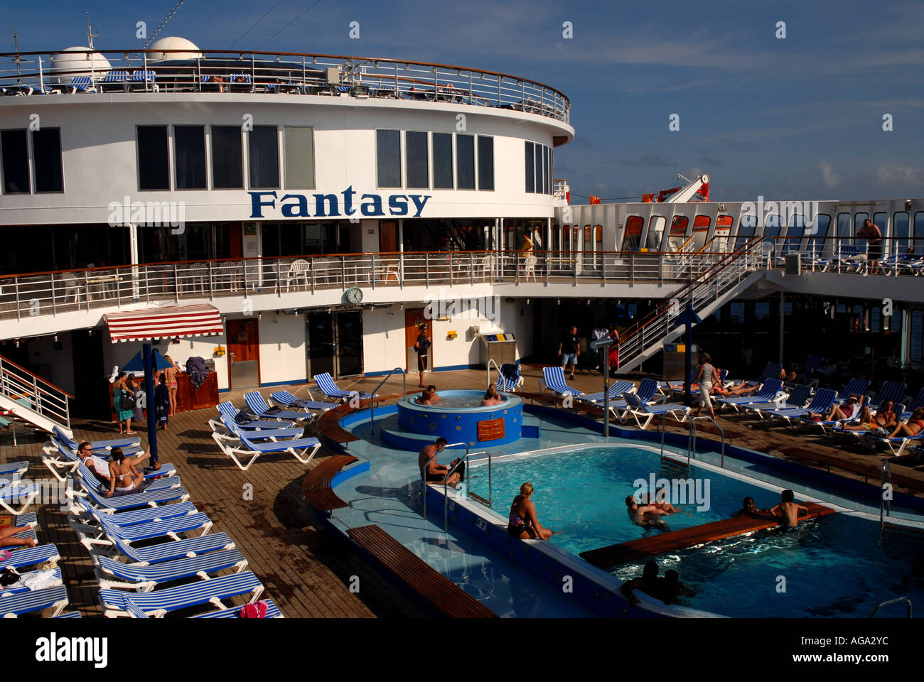 Kreuzfahrtschiff Carnival Fantasy Schwimmbad Blau Liegestühle Stockfoto