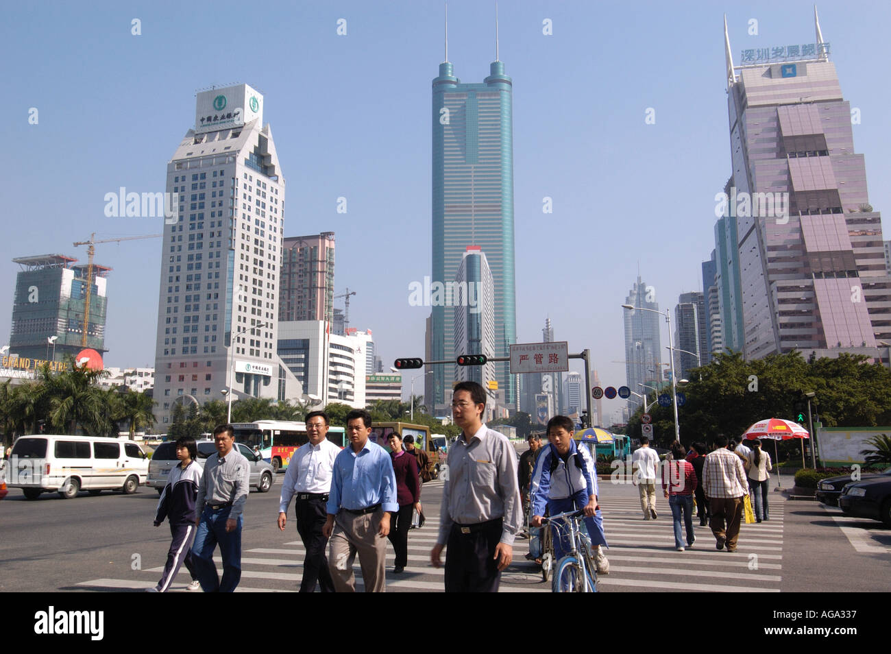 Zentralen Shenzhen mit vielen Menschen Kreuzung Verkehr Sintersection und Citscape in Guangdong China 2005 Stockfoto