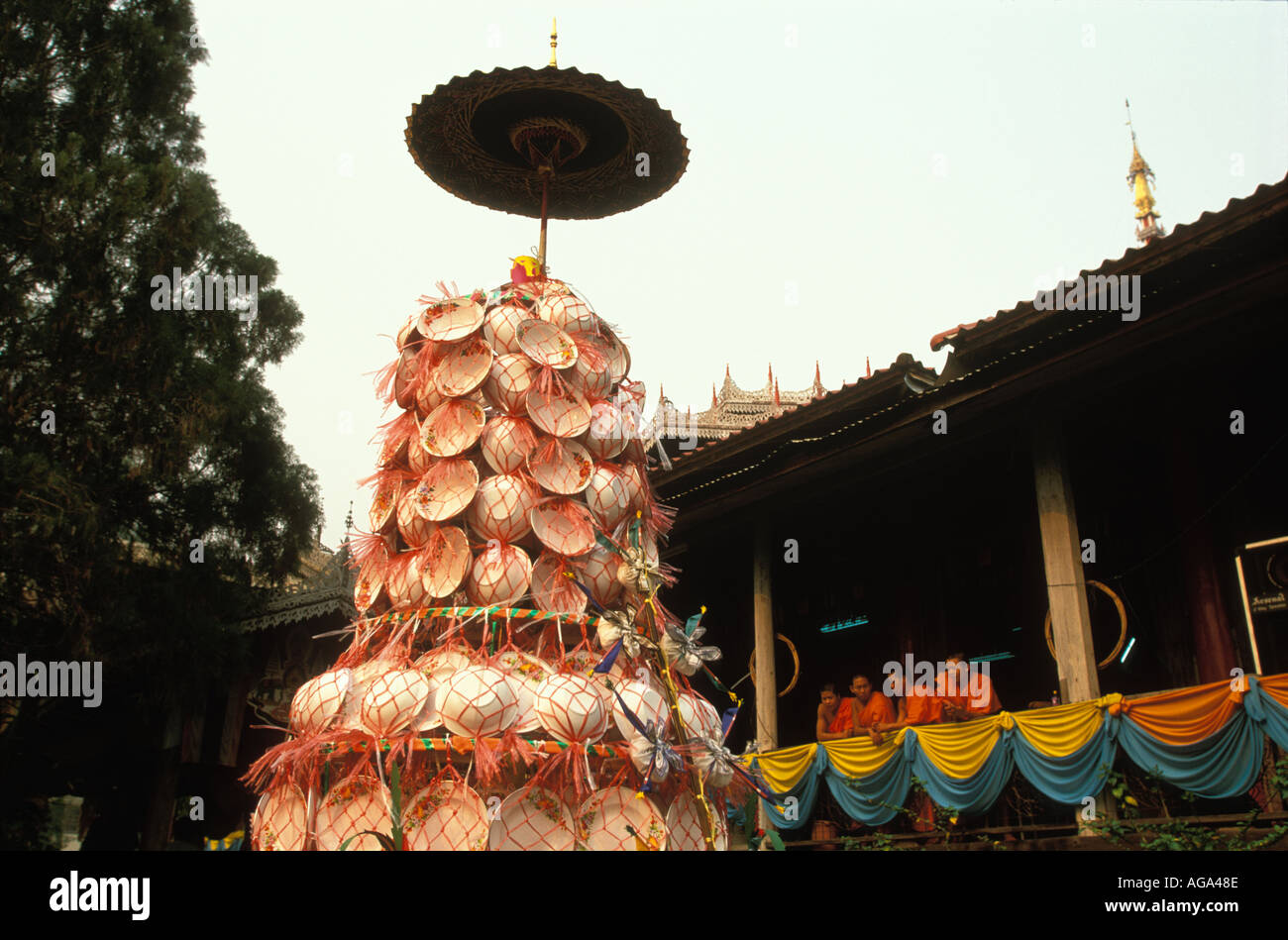 Ein Tapesa Opfergabe gegeben zum Tempel während Poy Sang lange die jährlichen Weihe von Novizen Thailand Mae Hong Son Stockfoto