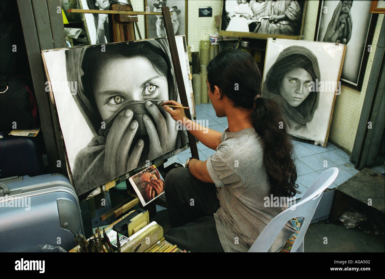 Zeichnen ein Bild vom National Geographic Magazine auf dem Nachtmarkt in Chiang Mai Thailand Stockfoto