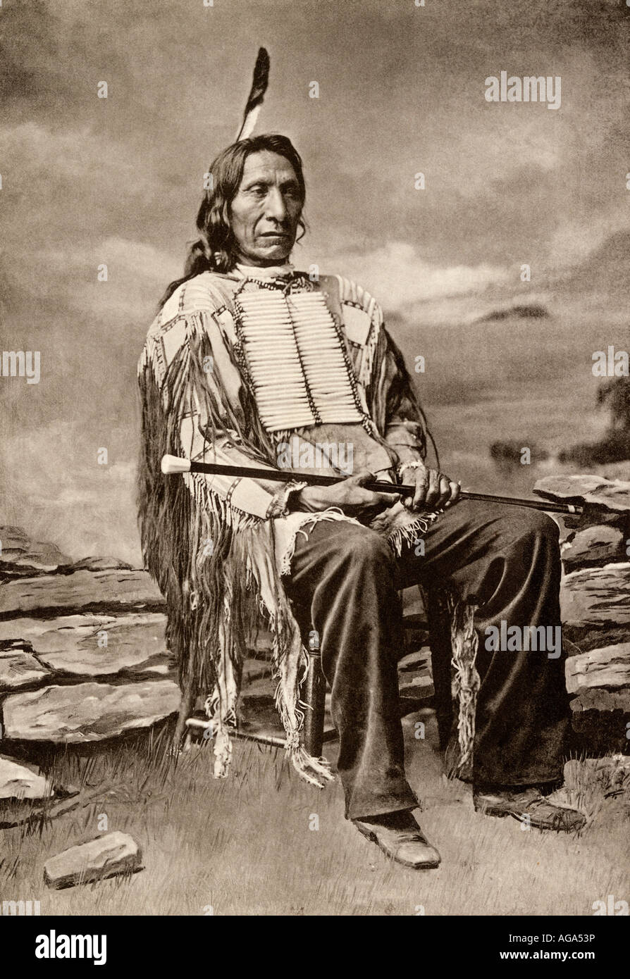 Red Cloud oder Mahpiua Luta Oglala Sioux chief In quillwork Shirt 1890. Albertype (Foto) Stockfoto