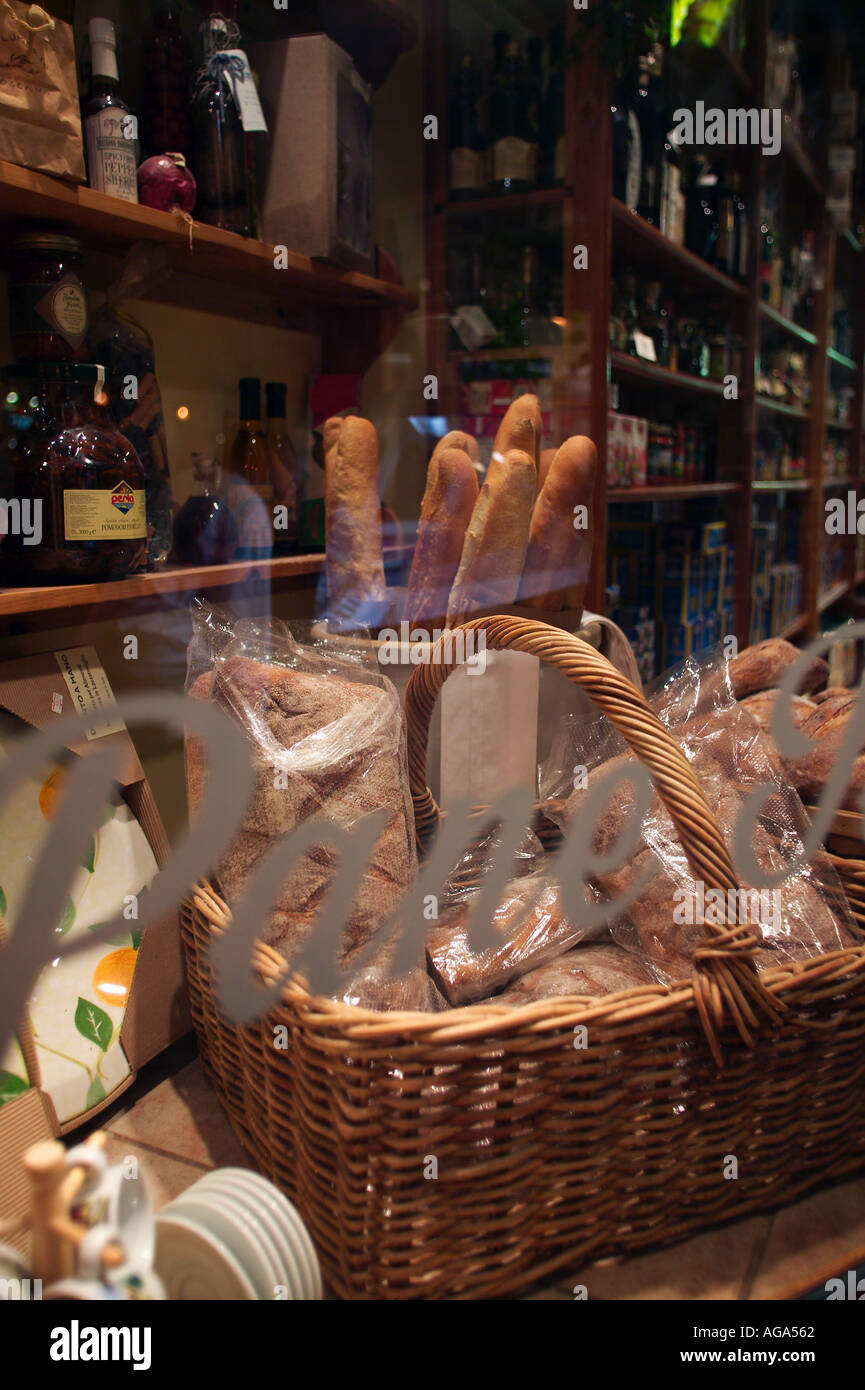 Frisches Brot im Fenster der Salumeria Toscana Delikatessen in der Hanover Street im Stadtteil italienischen in North End von Boston MA Stockfoto