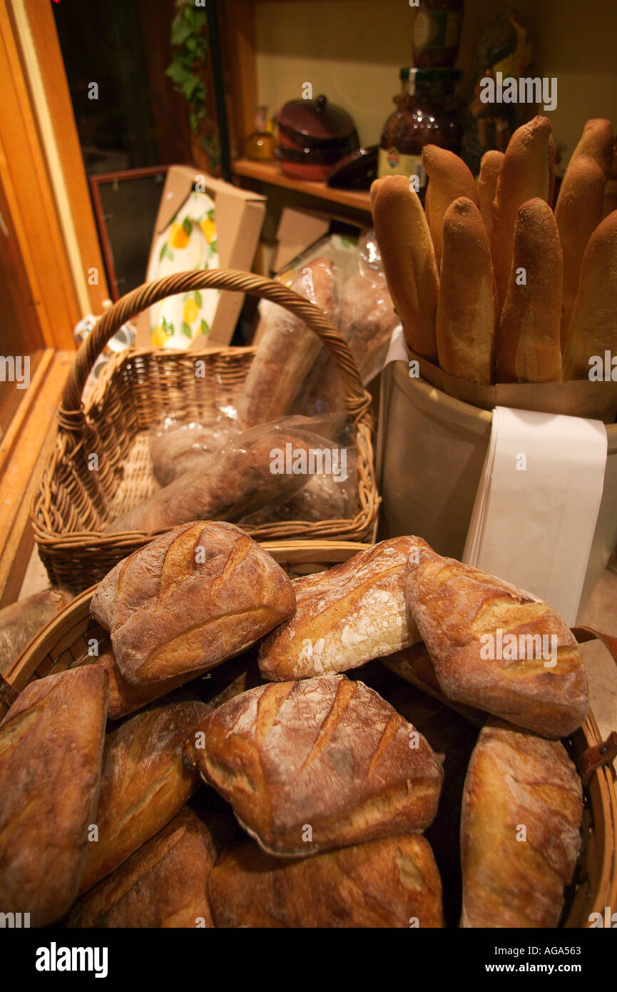 Frisches Brot im Fenster der Salumeria Toscana Delikatessen in der Hanover Street im italienischen Viertel im Norden Ende des Boston MA Stockfoto
