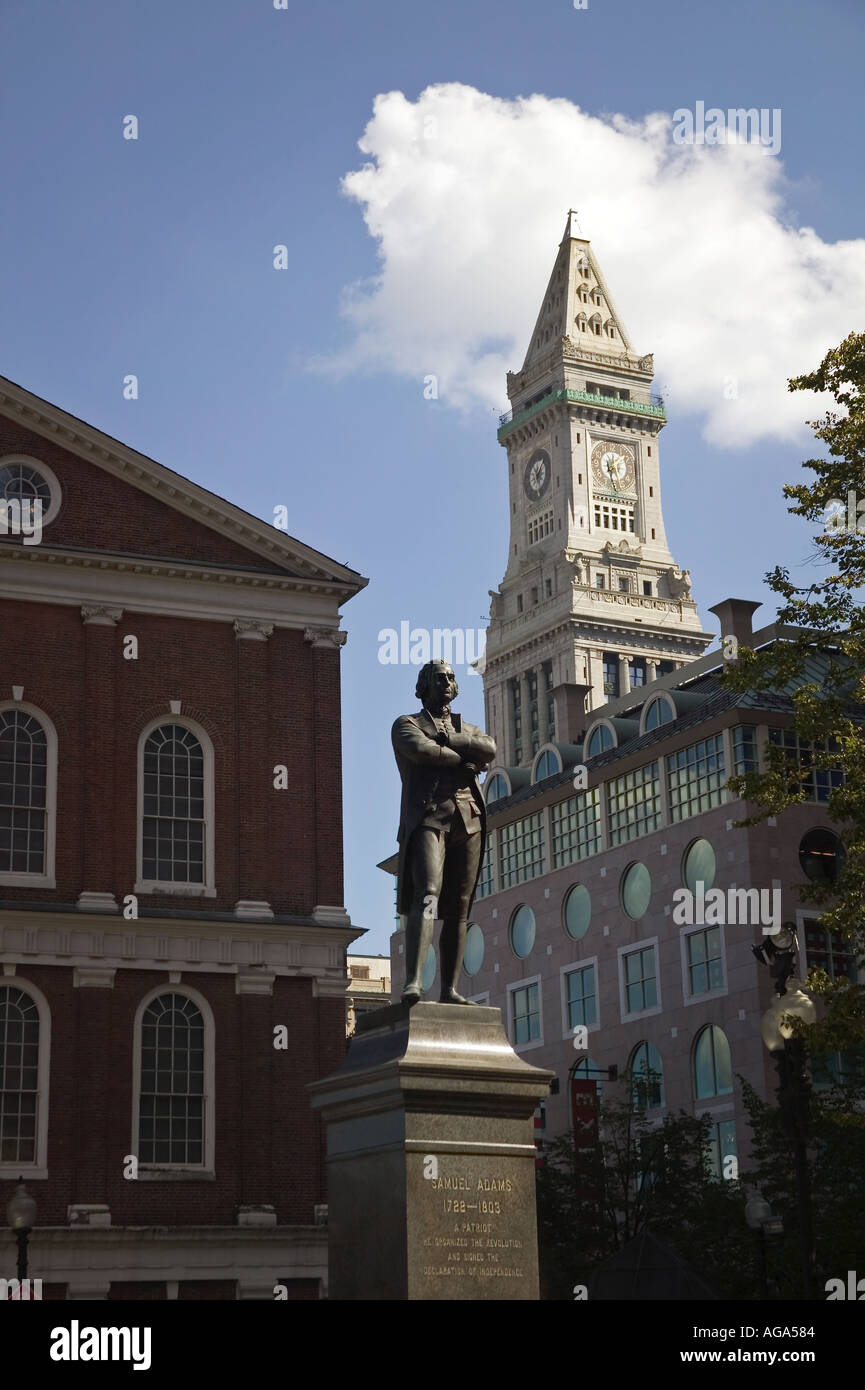 Samuel Adams-Statue in der Faneuil Hall mit Zollhaus Glockenturm im Hintergrund Boston MA Stockfoto