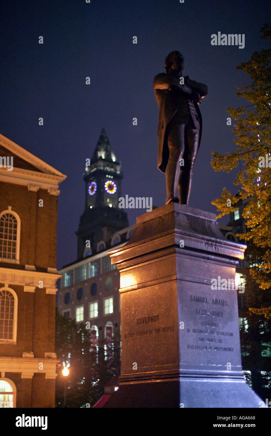 Samuel Adams-Statue in der Faneuil Hall mit Zollhaus Glockenturm im Hintergrund Boston MA Stockfoto