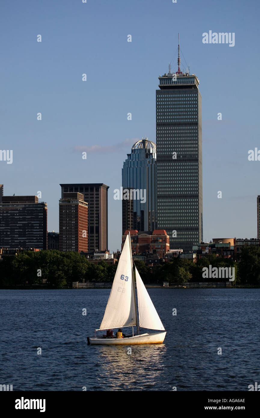 Segeln auf dem Charles River und Back Bay Sandsteinhäusern und Prudential Tower bei Sonnenuntergang Boston MA Stockfoto