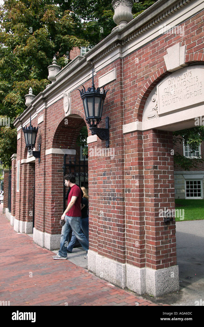 Tor zum alten Harvard Yard Harvard University Cambridge MA Stockfoto