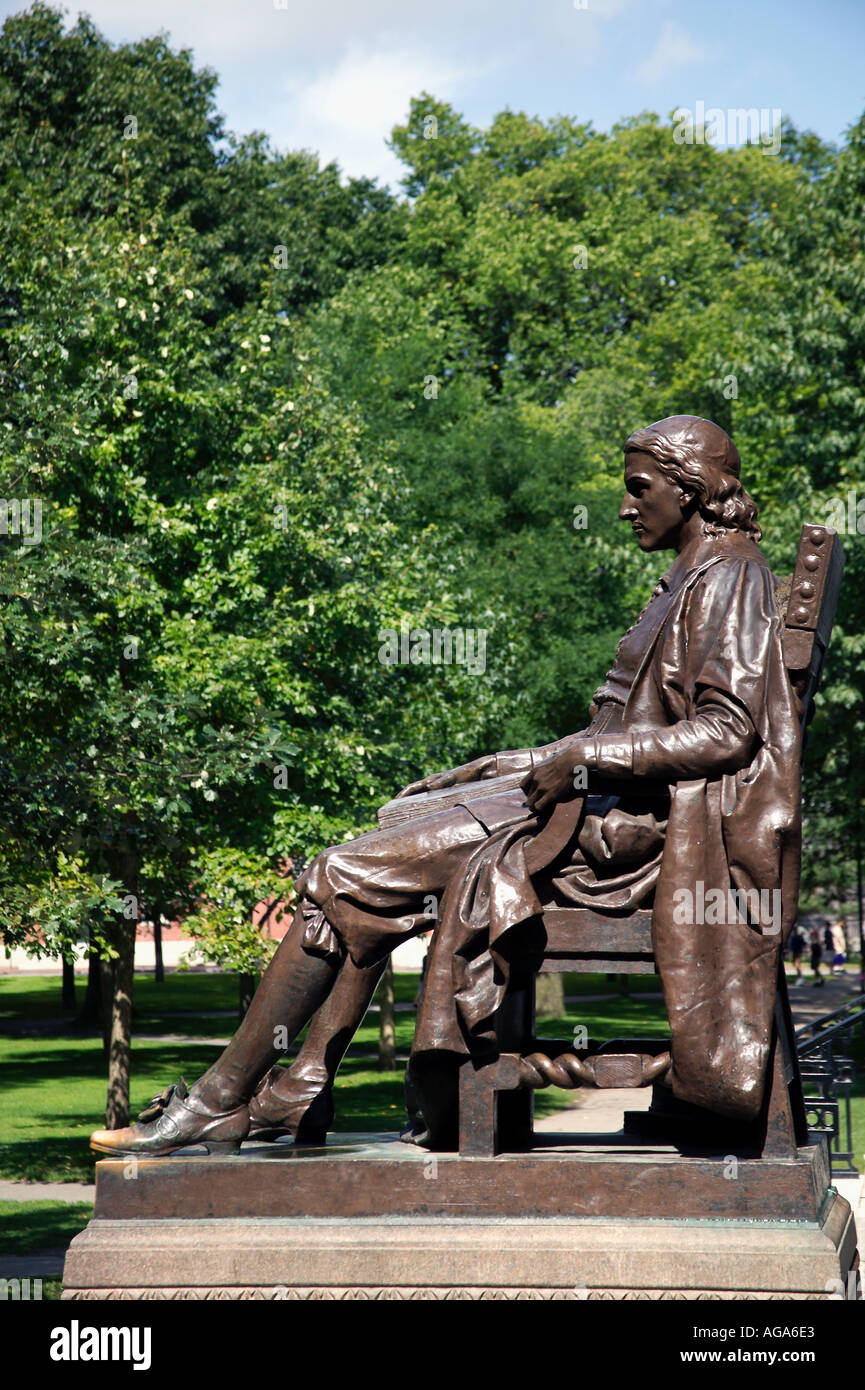 Statue von John Harvard in alten Harvard Yard vor Universität Halle Harvard University Cambridge MA Stockfoto