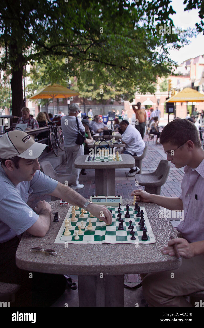 Menschen spielen Schach in Harvard Square auf Steintische im Plaza gegenüber Harvard University Cambridge MA Stockfoto