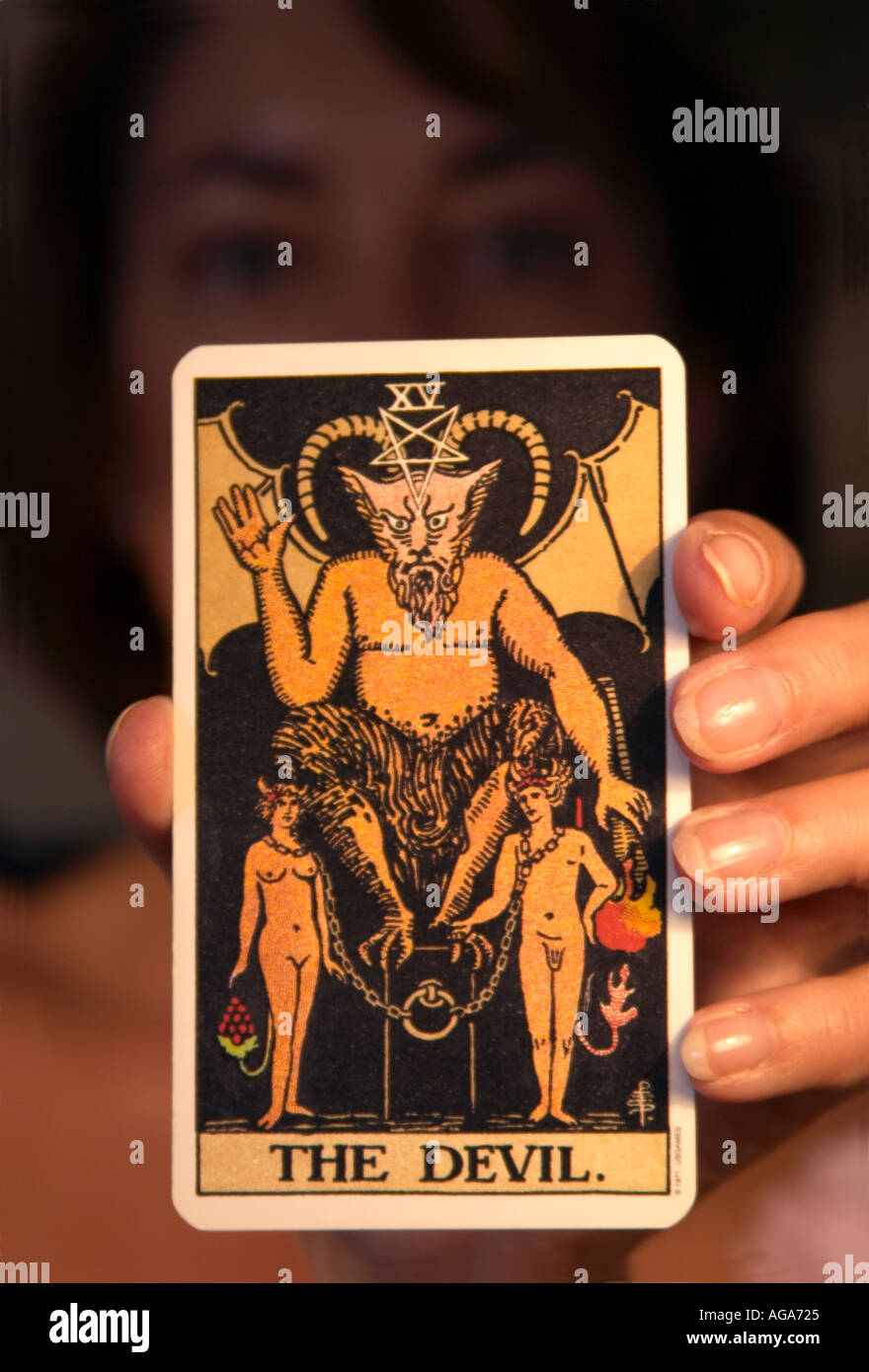Tarot-Karten mit dem Teufel Karte anzeigen Stockfoto
