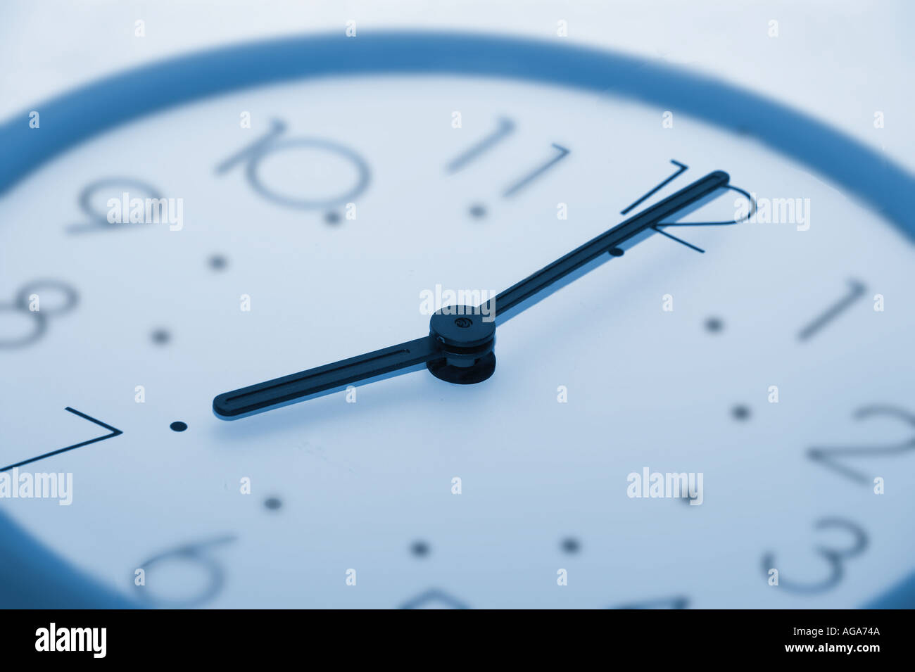 blaue Uhr zeigt Zeit um 7 Uhr Stockfoto