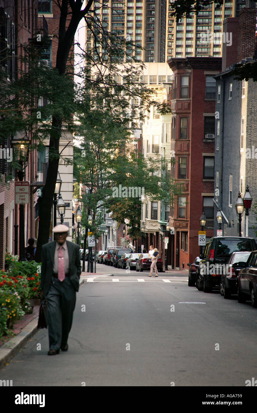 Ältere Menschen schwarzer Mann mit Aktenkoffer zu Fuß Freude Straße hinauf auf Beacon Hill Boston MA Stockfoto