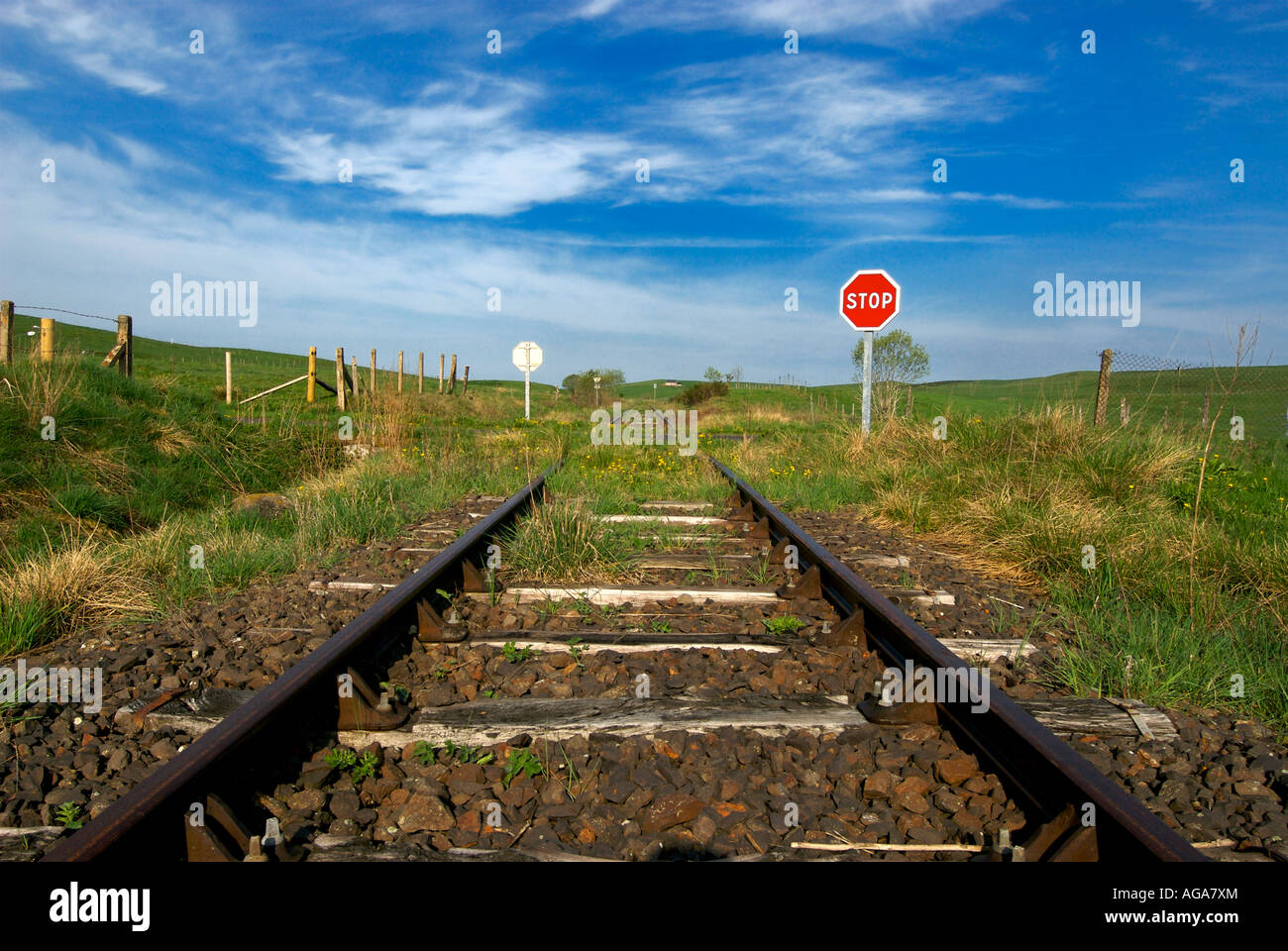 Alte stillgelegte Bahnstrecke zug Titel mit STOP-Schild Stockfoto