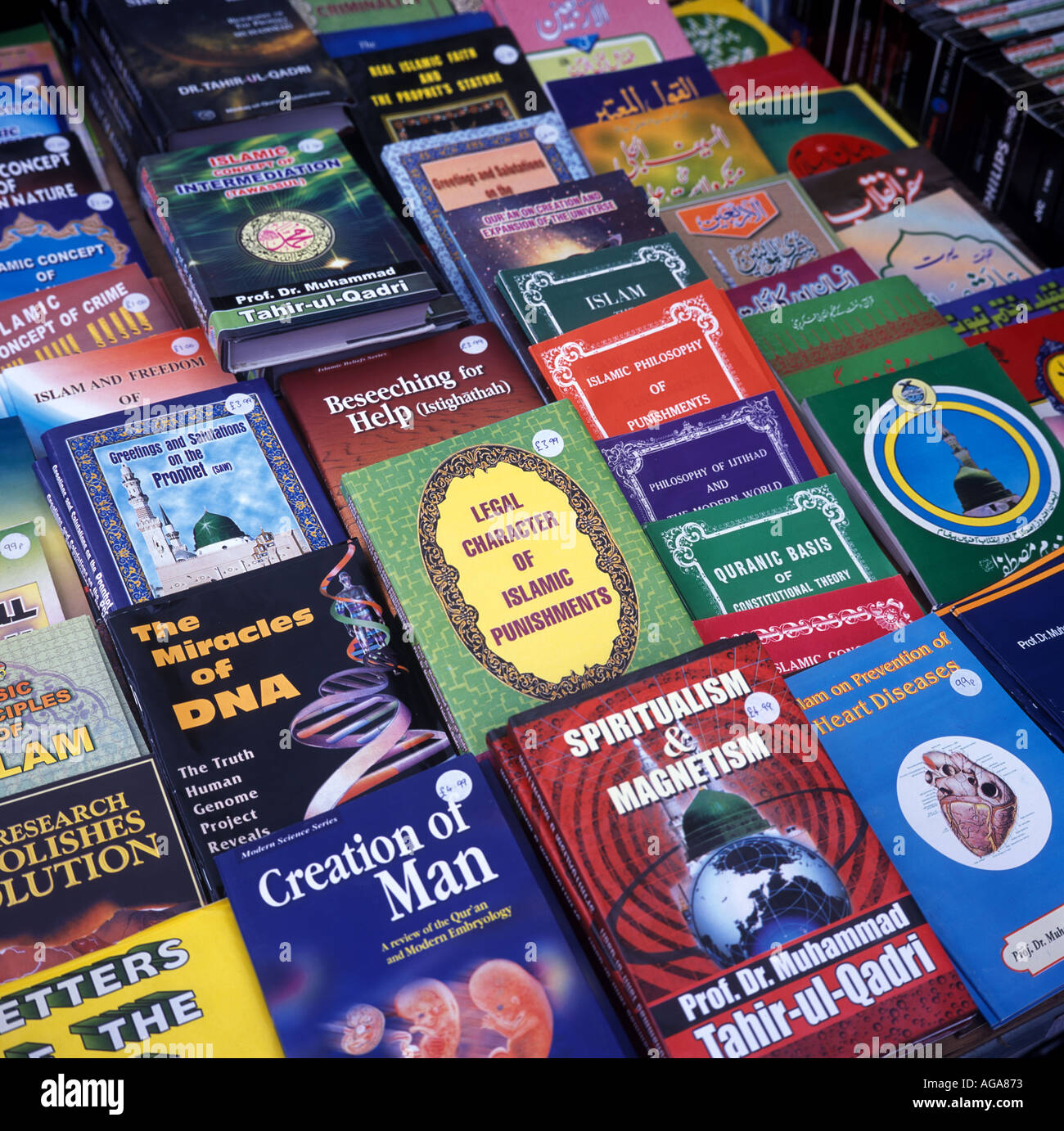 Islamische Bücher über einem Stall Bradford Mela, Bradford, UK. Stockfoto
