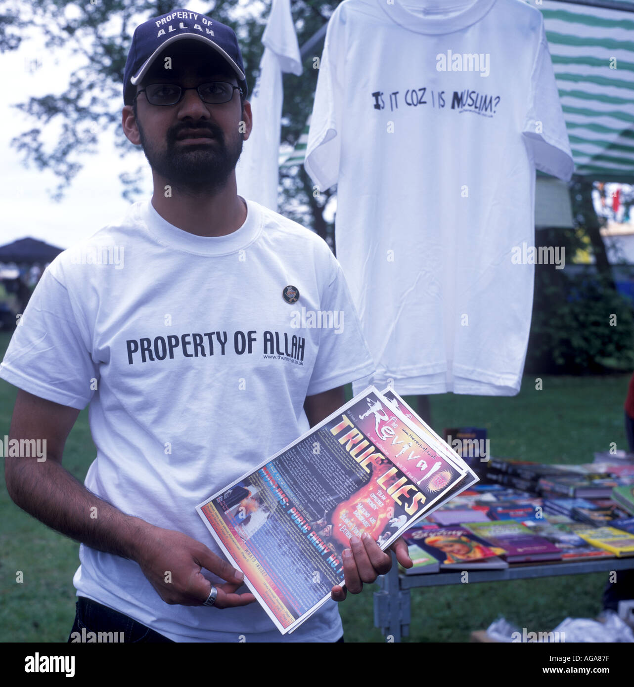 Ein islamischer Aktivist Verkauf einer islamischen Magazins in einem Stall, Mela in Bradford, Yorkshire, Großbritannien. Stockfoto