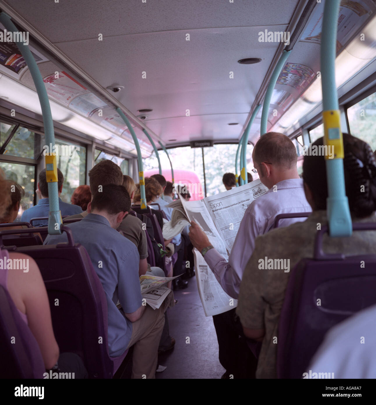 Passagiere auf einem Londoner Bus während der morgendlichen Berufsverkehr, UK. 2005. Stockfoto