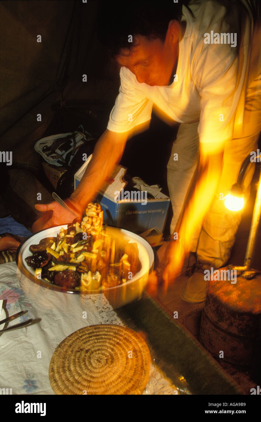 Ein Koch das Abendessen in der Küchenzelt während einer Wanderung mit Maultieren über den hohen Atlas-Gebirge in der Nähe von Imilchil, Marokko. Stockfoto