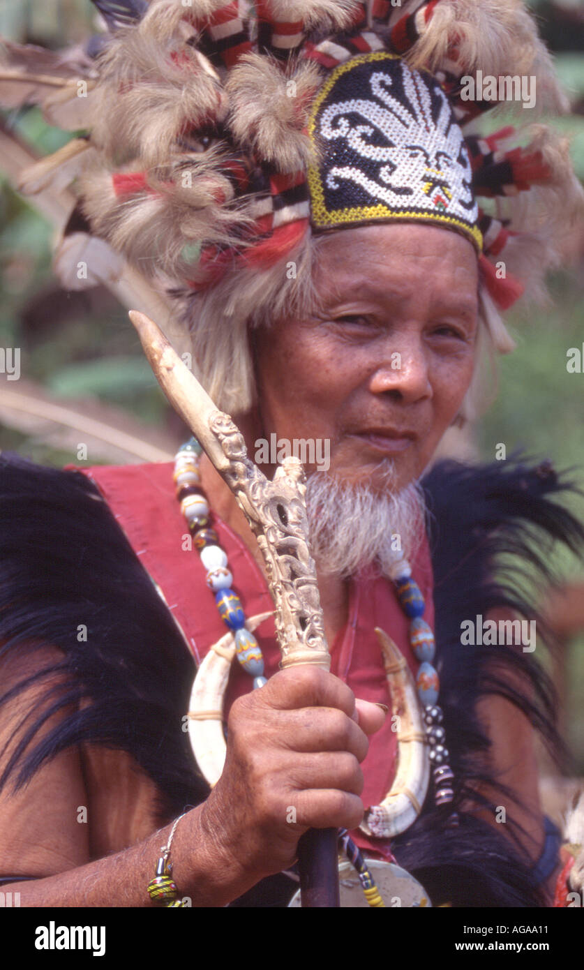 Indonesien-Borneo A Kenyah Dayak Mann Stockfoto