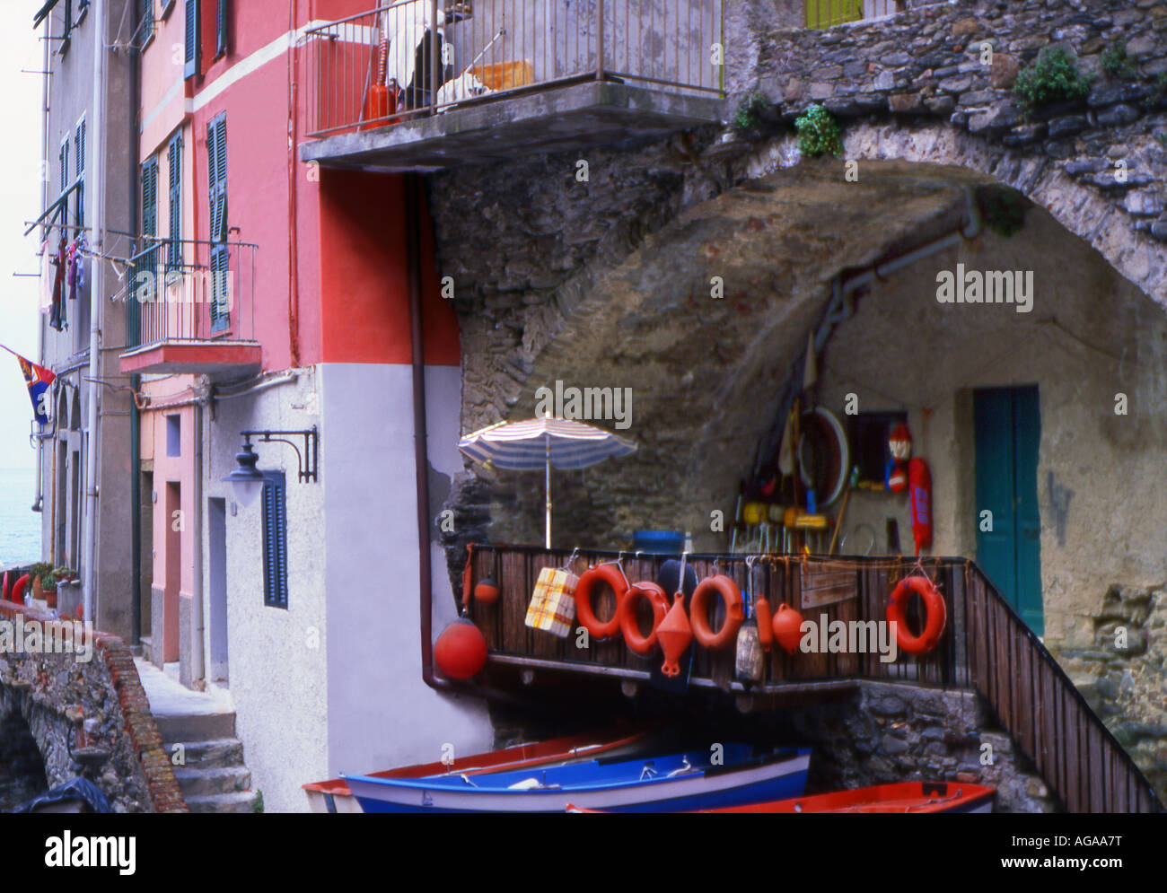 Bunte Häuser und Boote in Riomaggiore Cinque Terre Ligurien Italien Stockfoto