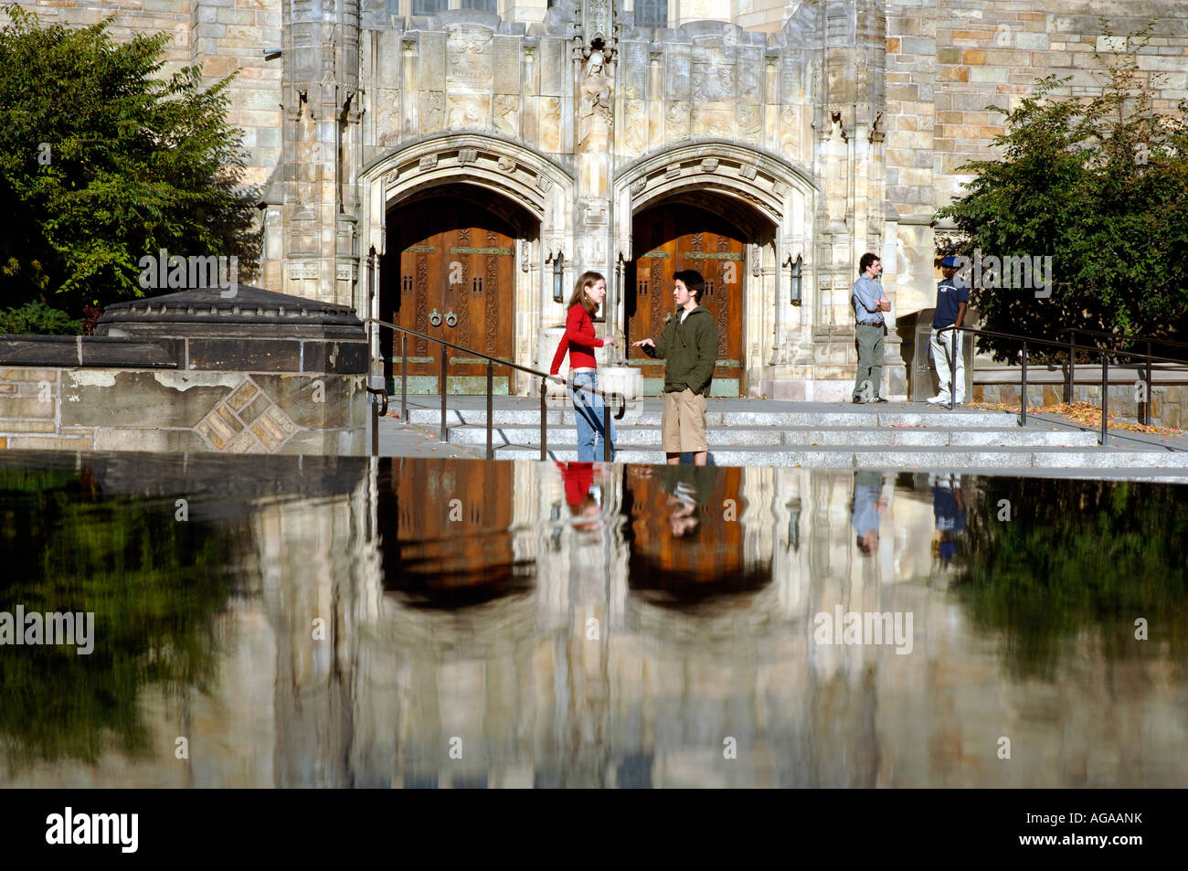 New Haven CT Yale Universität Sterling Memorial Library spiegelt sich in Frauen s Tabelle Skulptur von Maya Lin Stockfoto