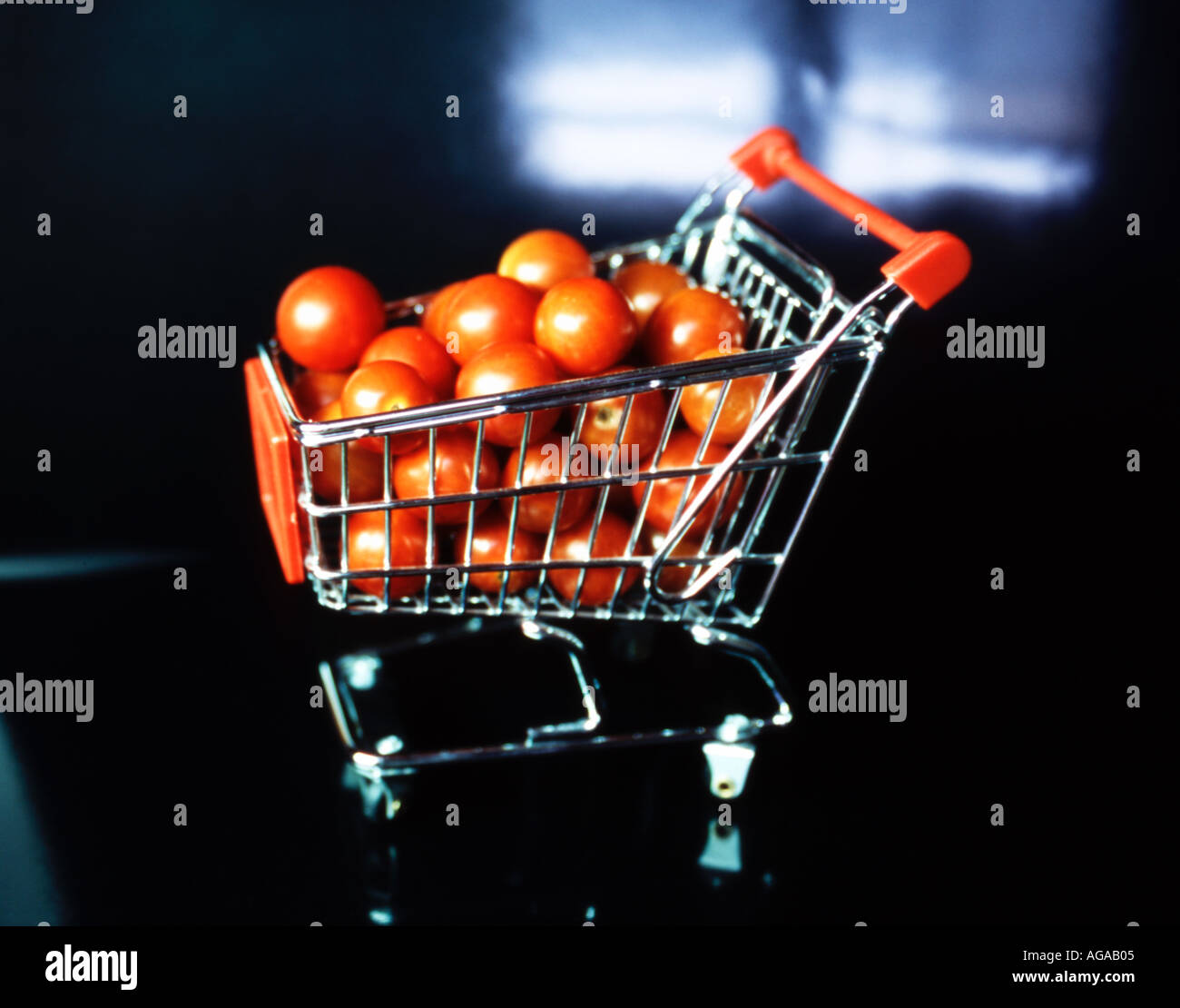 Mini-Tomaten auf einem reflektierenden schwarzen Hintergrund voller Mini caddie Stockfoto