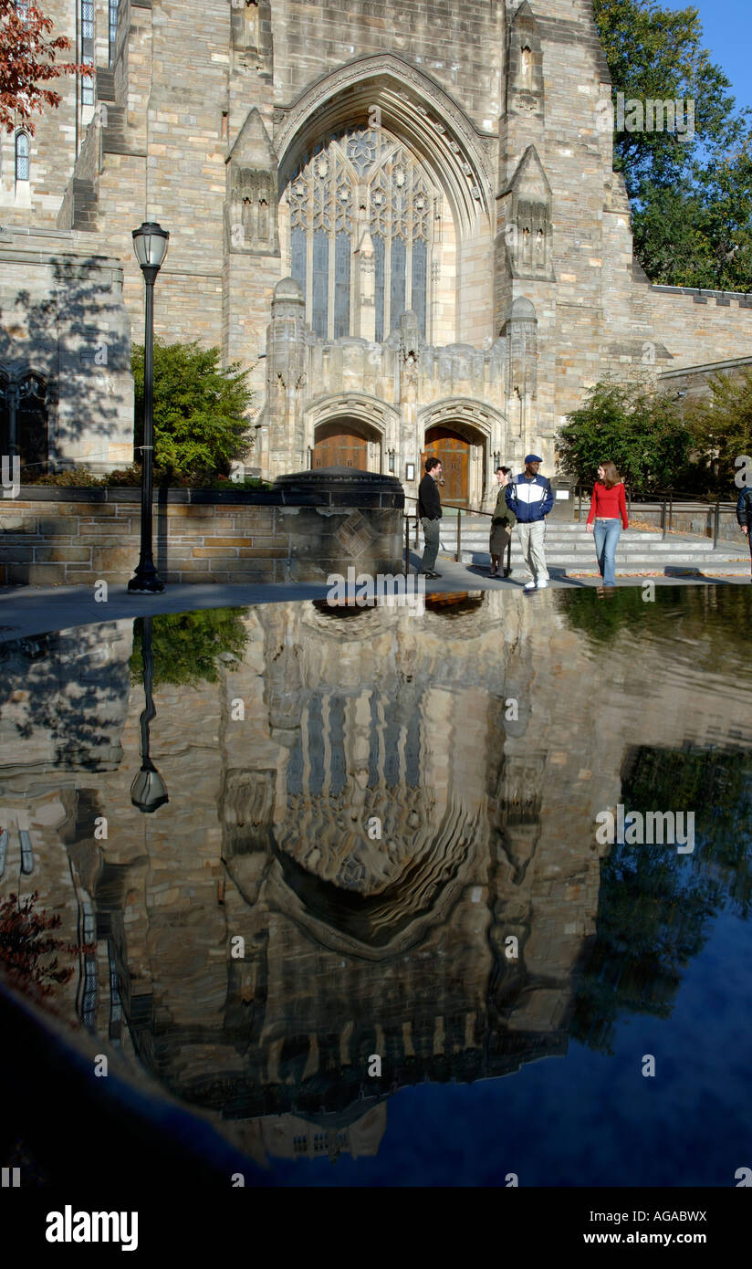 New Haven CT Yale Universität Sterling Memorial Library spiegelt sich in Frauen Tabelle Skulptur von Maya Lin Stockfoto