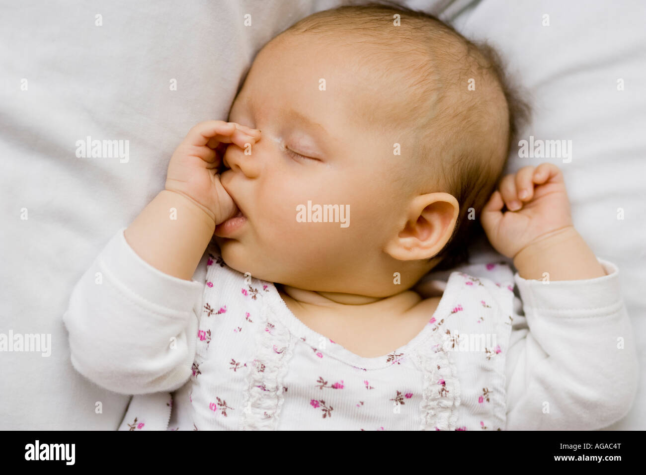 Baby liegen und schlafen Stockfoto