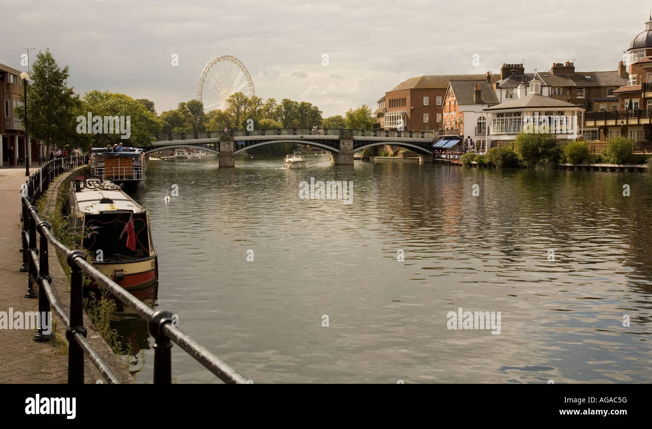 Boot vertäut am Flussufer mit Windsor-Brücke über den Fluss Themse, UK Stockfoto