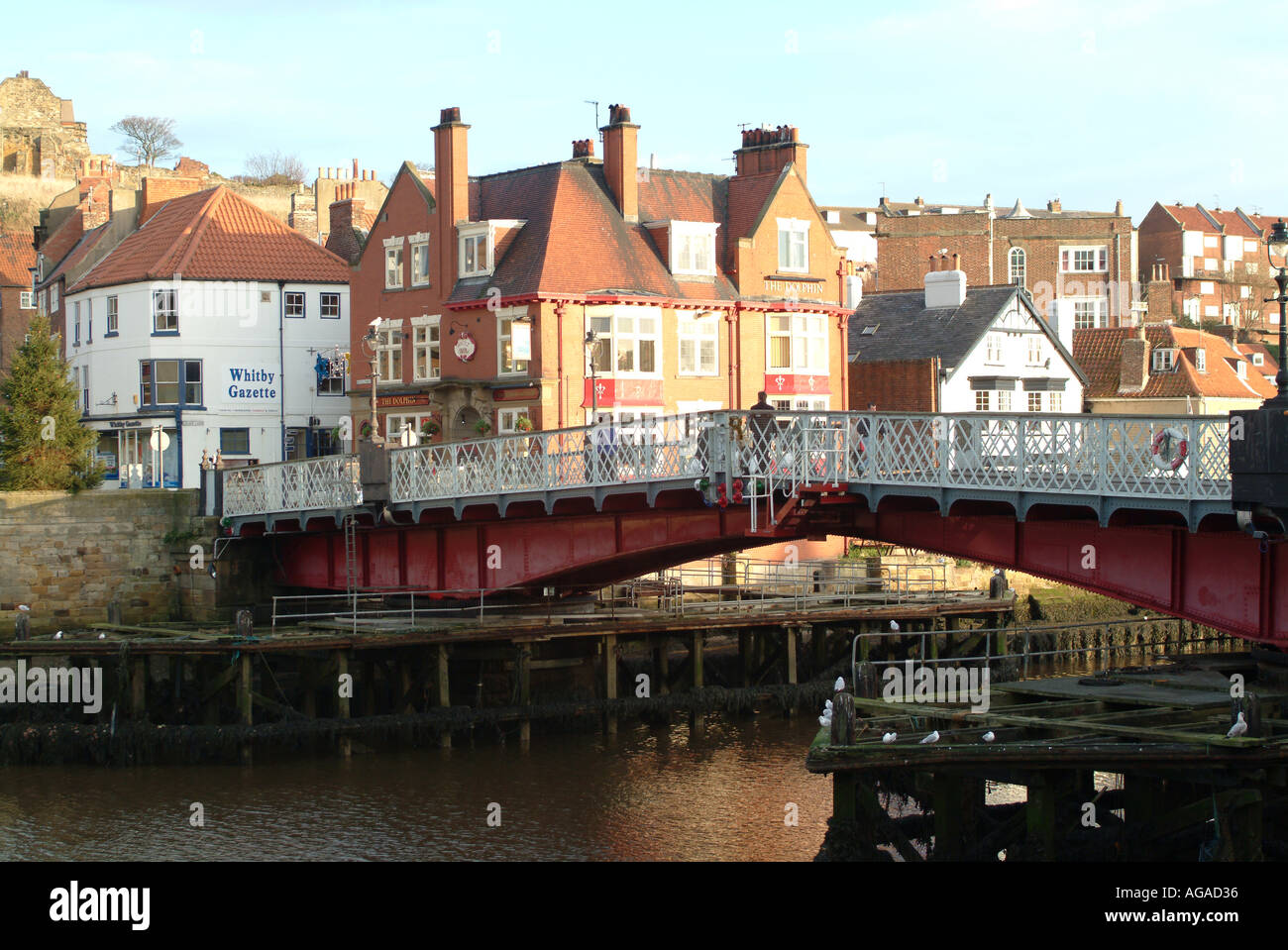 Swing-Brücke über Fluß Esk und Dolphin Gastwirtschaft Whitby North Yorkshire England Vereinigtes Königreich UK Stockfoto