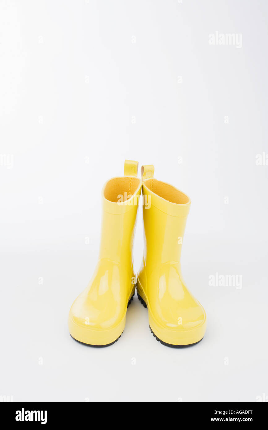 Stillleben mit paar gelbe Gummistiefel Stockfoto