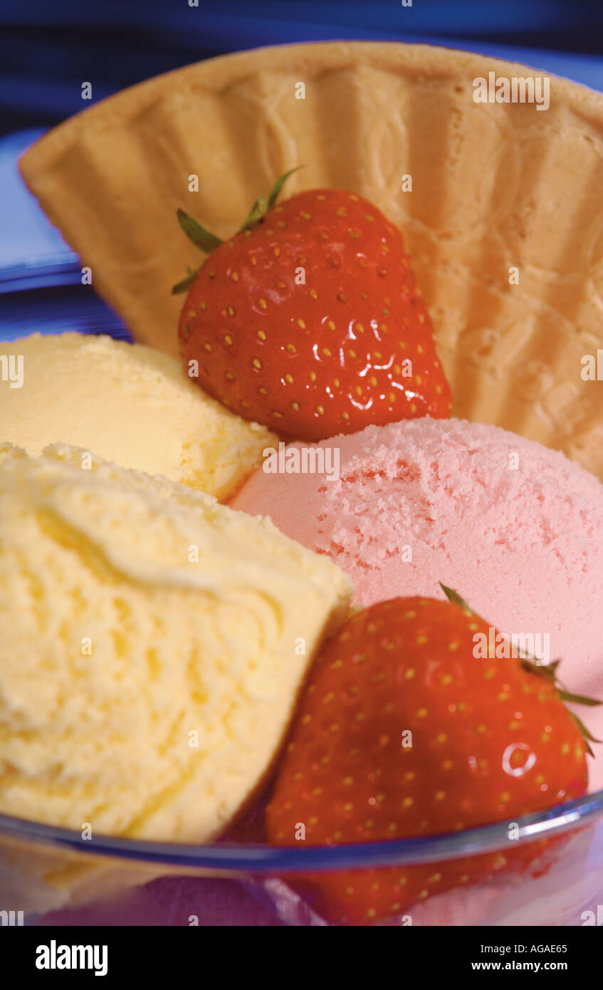 Nahaufnahme von Vanille- und Erdbeereis mit Waffeln und frischen Erdbeeren in einer Schüssel Stockfoto