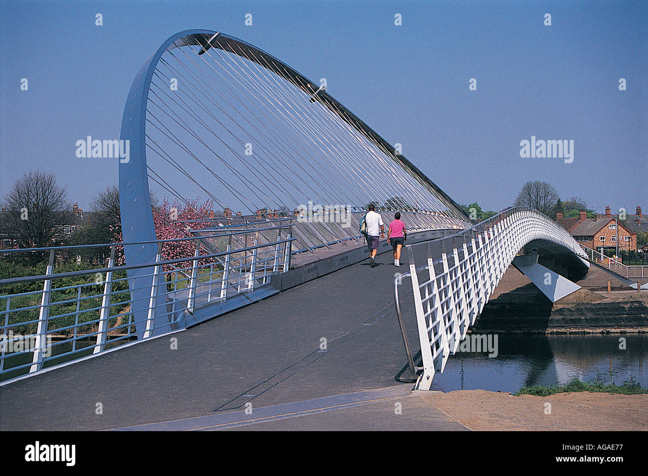Menschen, die über die Fußgängerbrücke der Millennium Bridge über den Fluss Ouse in Fulford York North Yorkshire England Großbritannien Großbritannien und Nordirland laufen Stockfoto